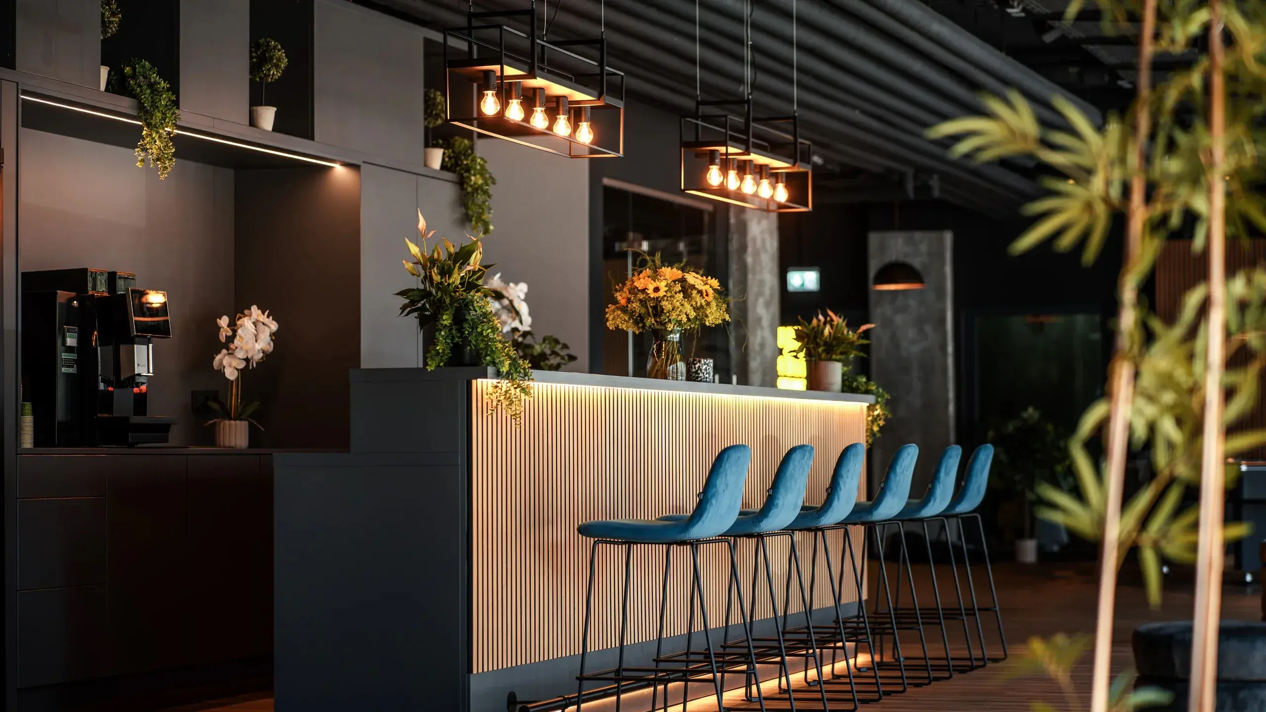 Bar mit blauen Barhockern in der Lounge der Eighty-Eight Apartments Nürnberg