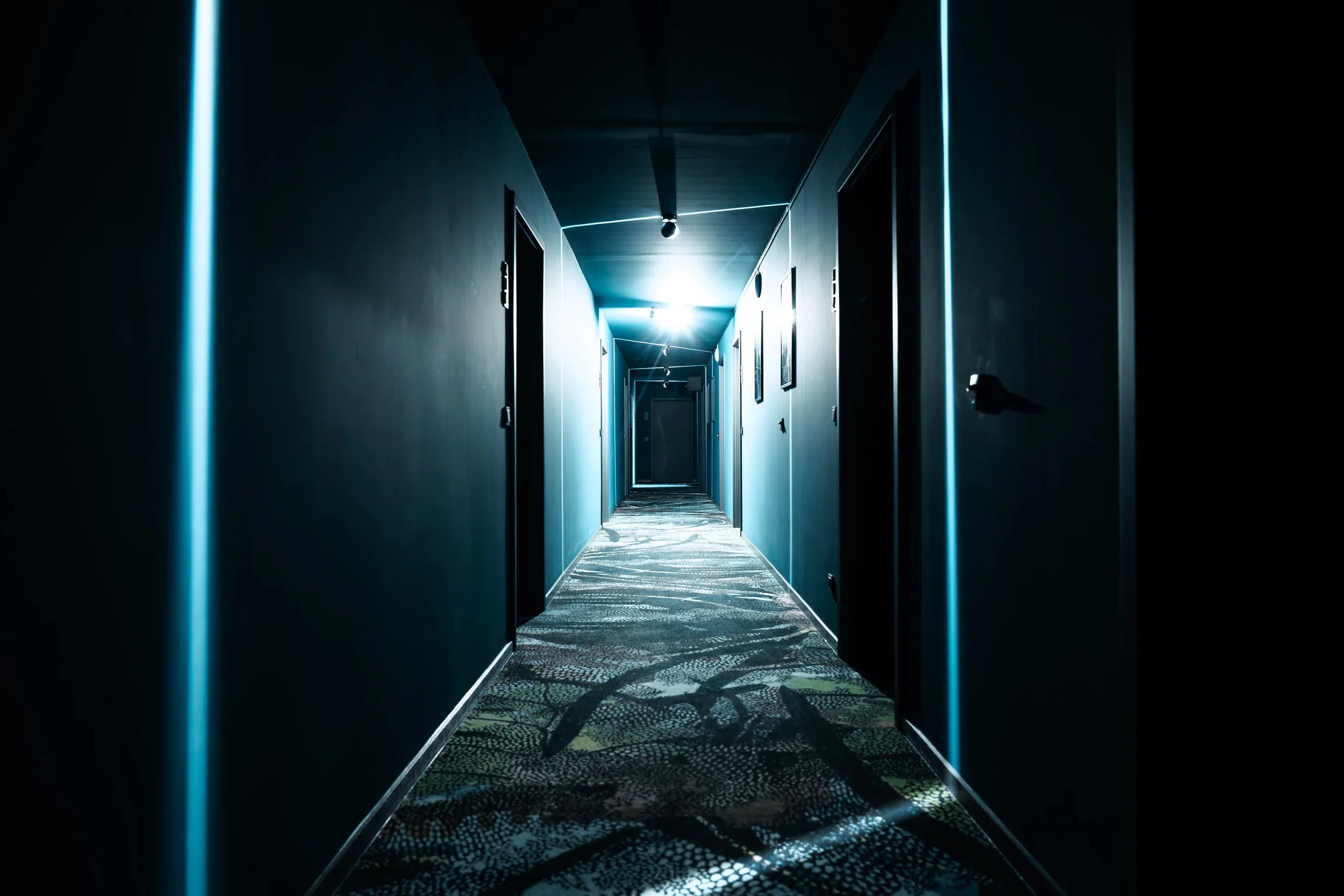 Designkorridor in Teal in den Eighty-Eight Apartments Nürnberg