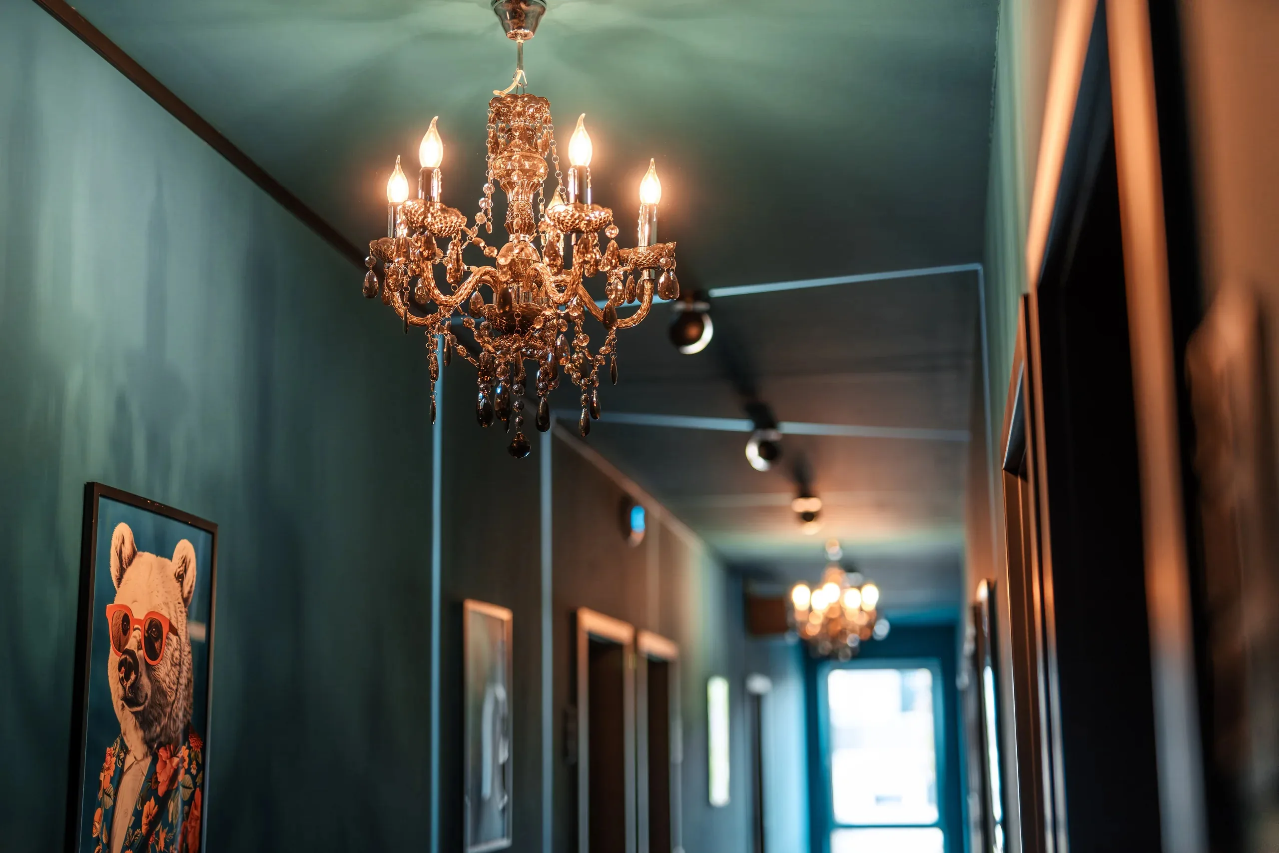 Designkorridor mit Kronleuchter in den Eighty-Eight Apartments Nürnberg